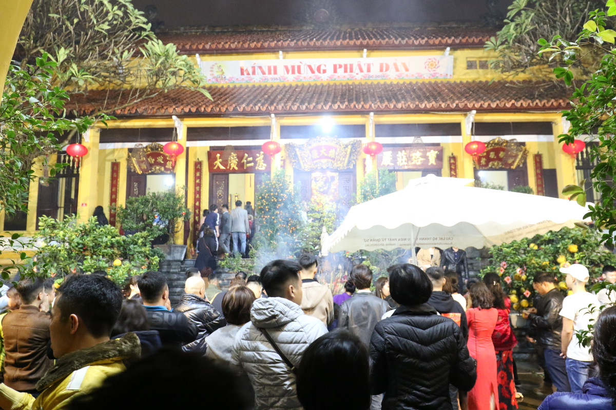 Có mặt tại chùa Quán Sứ - Hà Nội ngay sau khoảnh khắc đêm giao thừa, PV Kiến Thức ghi nhận cảnh hàng trăm người đi chùa đầu năm.