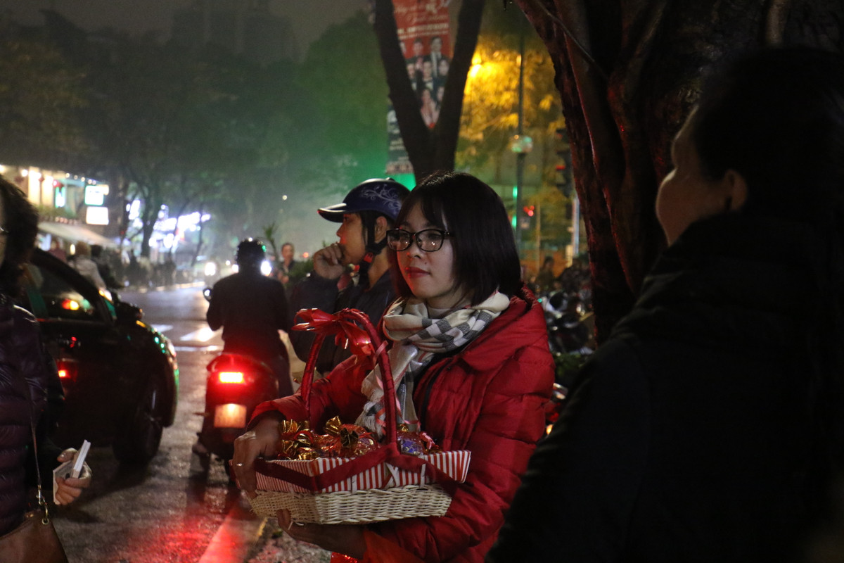 Mặc dù khá đông đúc nhưng theo quan sát của PV Kiến Thức, lực lượng an ninh đã xuất hiện để phân làn nhằm tạo điều kiện cho người dân đi chùa đầu năm được thuận tiện nhất.