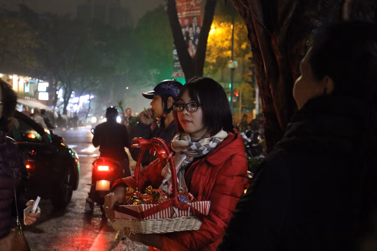 Mặc dù khá đông đúc nhưng theo quan sát của PV Kiến Thức, lực lượng an ninh đã xuất hiện để phân làn nhằm tạo điều kiện cho người dân đi chùa đầu năm được thuận tiện nhất.