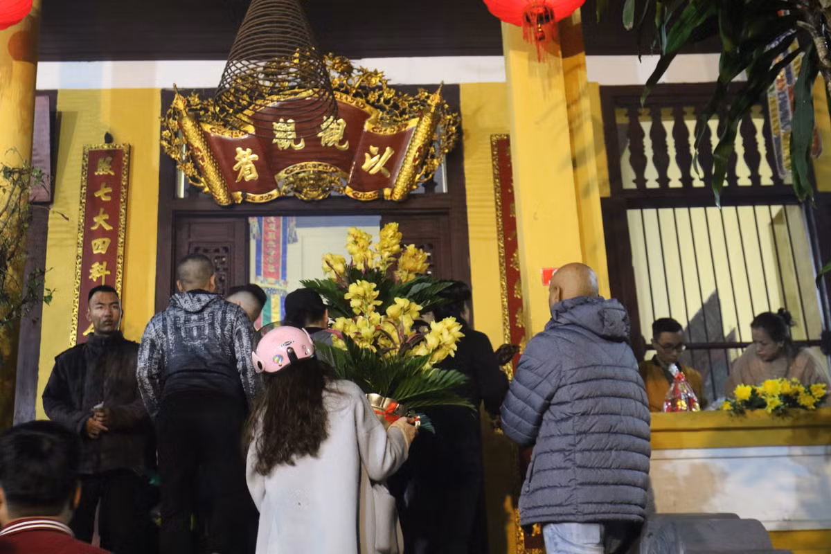 Mặc dù khá đông đúc nhưng người dân đã chấp hành việc xếp hàng để lần lượt vào dâng hương và cầu khấn.