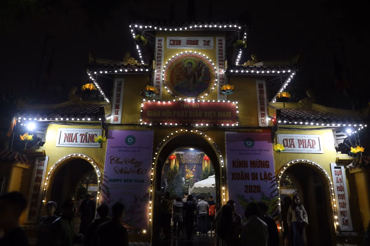 Nguoi dan Ha Noi no nuc di chua cau an sau giao thua