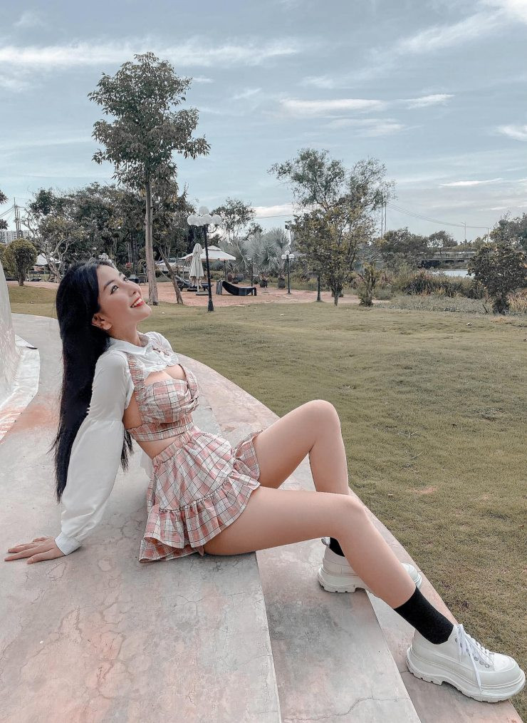 Không những thế, nhiều hình ảnh khi hot girl Việt Nam này mặc áo dài trắng nhận được vô vàn lời khen từ cộng đồng mạng, với tên gọi "thiên thần áo dài trắng".