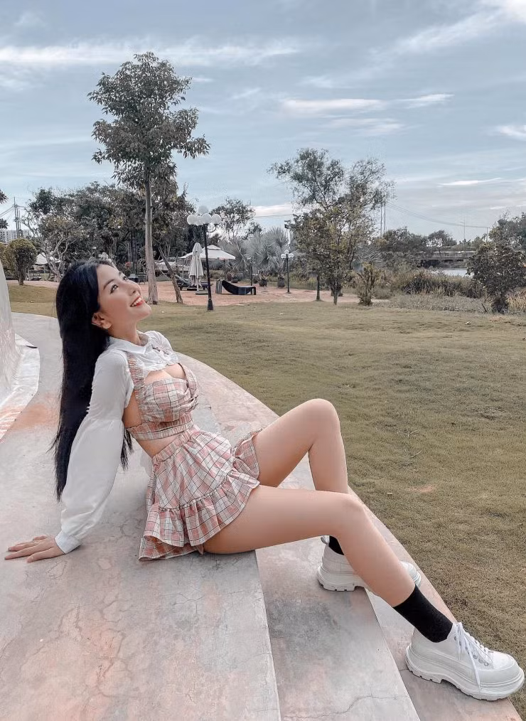 Không những thế, nhiều hình ảnh khi hot girl Việt Nam này mặc áo dài trắng nhận được vô vàn lời khen từ cộng đồng mạng, với tên gọi "thiên thần áo dài trắng".