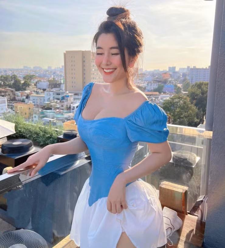 Cuối cùng, hot girl Sài thành dùng tới latex để định hình và tạo điểm thắt đắt giá cho vòng eo hiệu quả hơn.