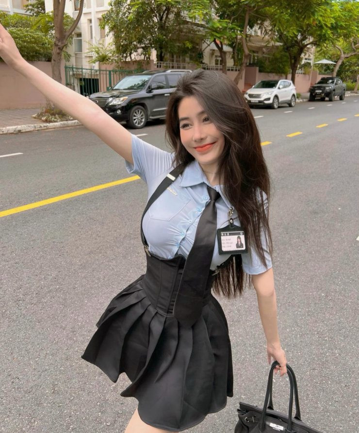 Yoga chính là phương pháp giúp Võ Ngọc Trân có được vòng eo con kiến, nổi cơ hấp dẫn.