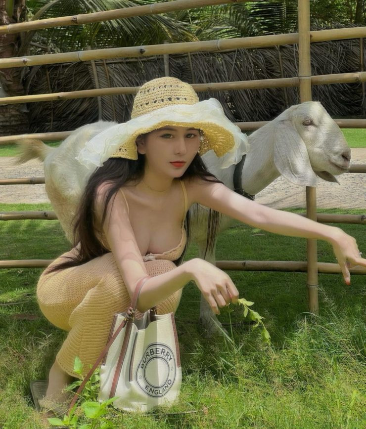 Được biết, số đo ba vòng của Võ Ngọc Trân là: 92-59-95 (cm).