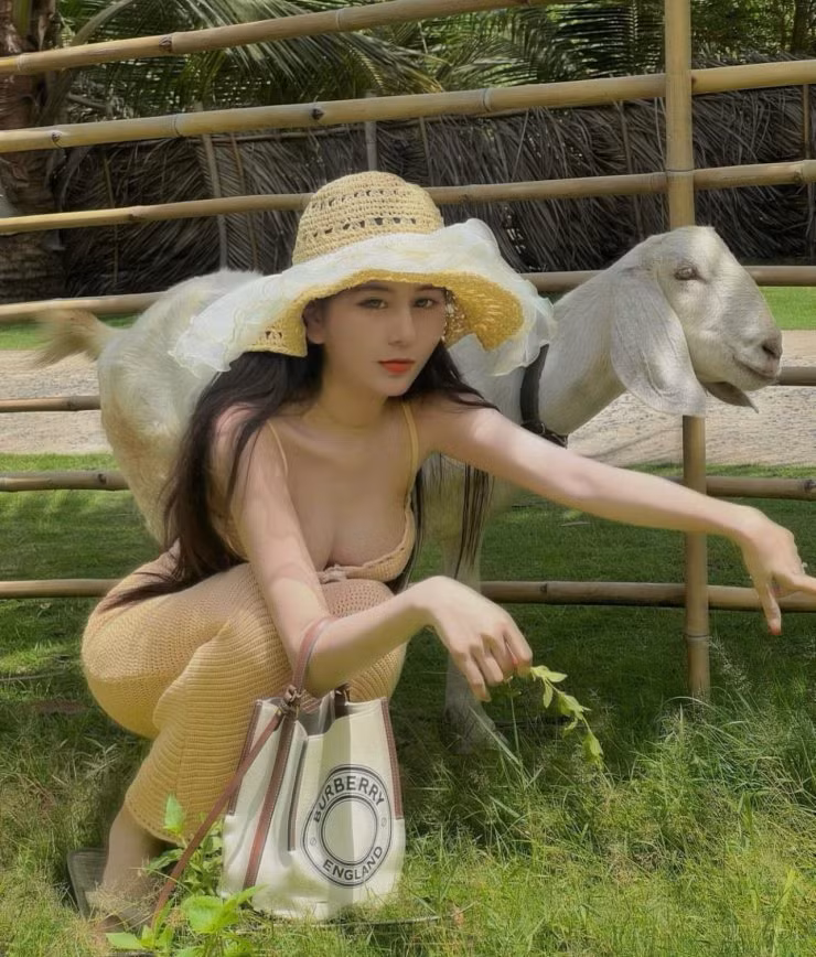 Được biết, số đo ba vòng của Võ Ngọc Trân là: 92-59-95 (cm).