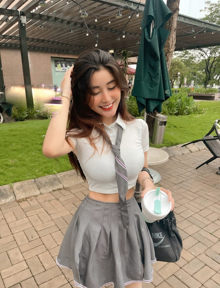 Theo đó, Võ Ngọc Trân luôn thức dậy sớm để tập thiền và yoga vào mỗi buổi sáng.