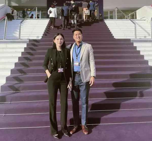 Mới đây trên trang cá nhân, Linh Rin hào hứng chia sẻ loạt ảnh mới tại Pháp. Đồng hành cùng hot girl Hà thành trong chuyến vi vu trời Tây không ai khác chính là hôn phu Phillip Nguyễn.