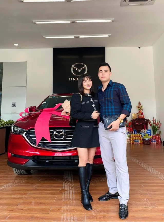 Hoàng Loan và bạn trai tin đồn đứng chụp cạnh một chiếc Mazda CX-5, đây cũng là chiếc xe mà chàng trai đi đến đón cô nàng mới đây.
