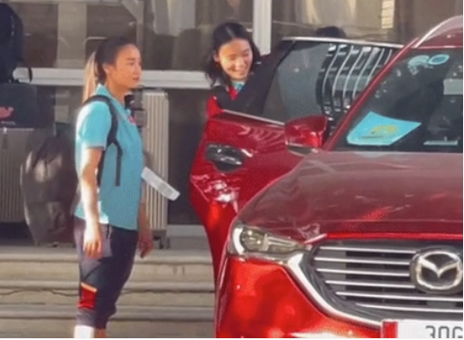 Chàng trai đến đón Hoàng Loan có gương mặt khá giống với chàng trai được hot girl tuyển nữ Việt Nam chia sẻ lên trang cá nhân năm 2022.