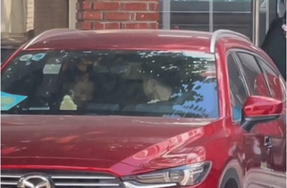 Chàng trai này dường như đã quen thân với các cầu thủ nữ - đồng đội của Hoàng Thị Loan. Anh thoải mái trò chuyện và con giúp Hải Yến, Thái Thị Thảo chở vali đồ về trước.