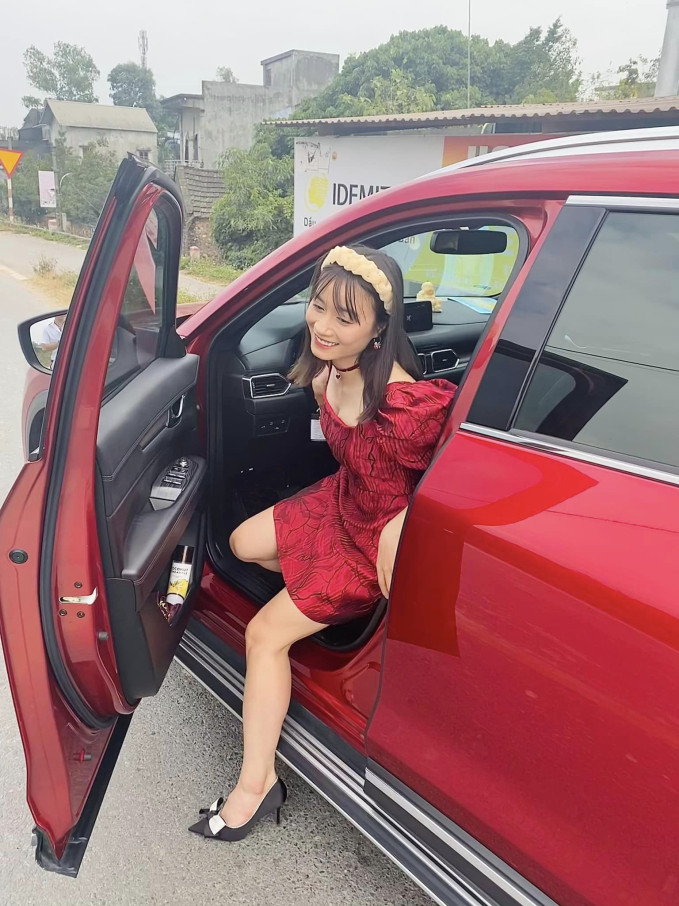 Trước đó dịp lễ Valentine, vào tối ngày 14/2/2022, cộng đồng mạng sốt rần rần khi nữ cầu thủ Hoàng Thị Loan chia sẻ khoảnh khắc bên trai lạ.