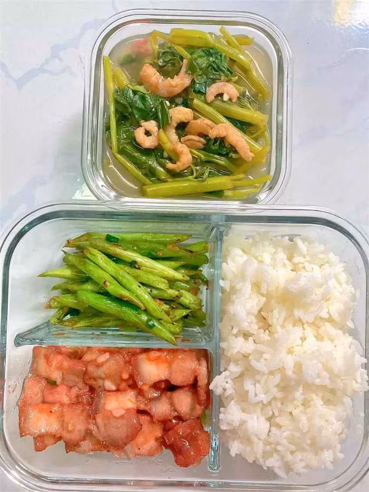 Mỗi tuần chị Ngọc sẽ đi chợ 2-3 lần, làm sạch các nguyên liệu rồi cất vào tủ lạnh, khi nào cần thì chỉ cần mang ra và nấu được ngay.