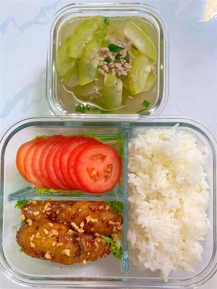 Mới đây, cô vợ 9x Lê Ngọc (sống ở TP.HCM) khiến cư dân mạng rần rần với những hình ảnh chuẩn bị những hộp cơm chồng đi làm.