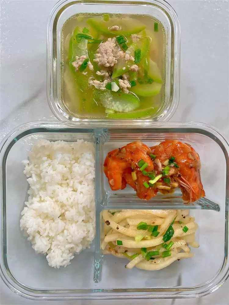 Cô không lên thực đơn sẵn cho từng bữa ăn, cứ hôm nào thích làm món gì thì cô sẽ chế biến món đó, hoặc sẽ làm những món ăn mới học được trên mạng.