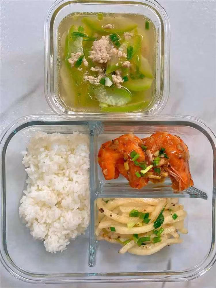 Cô không lên thực đơn sẵn cho từng bữa ăn, cứ hôm nào thích làm món gì thì cô sẽ chế biến món đó, hoặc sẽ làm những món ăn mới học được trên mạng.