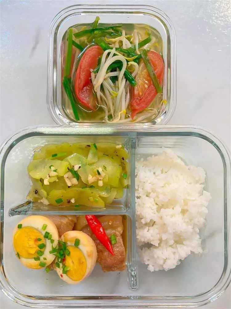 Lê Ngọc tâm sự: ''Mẹ của mình là người phụ nữ rất đảm, nấu ăn ngon nên mình được thừa hưởng từ mẹ rất nhiều. Thỉnh thoảng mình cũng có tham khảo youtube những món ăn lạ để đổi vị cho gia đình. Với mình nấu ăn không chỉ là sở thích, mà còn là nơi để mình giải tỏa áp lực công việc, tìm thấy niềm vui trong cuộc sống. Hạnh phúc nhất là được nhìn thấy người thân ăn ngon lành những món tự tay mình nấu''.