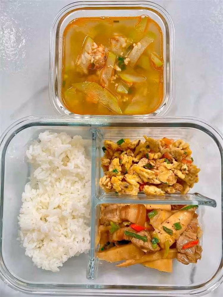 Được biết, chi phí cho mỗi hộp cơm chị Ngọc chuẩn bị cho chồng mang đi làm dao động từ 25 - 50 nghìn đồng.