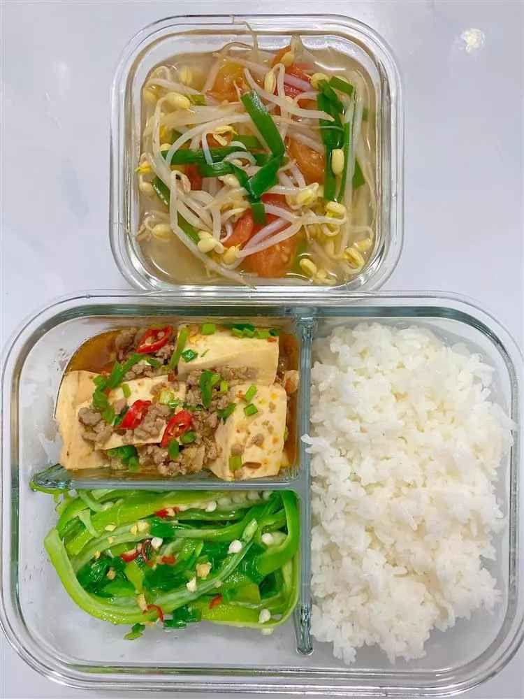 Nhìn những bức ảnh hộp cơm trưa chuẩn bị cho chồng mang đi làm được chị Ngọc đăng tải đều có đủ món mặn, món xào, rau canh đầy màu sắc.