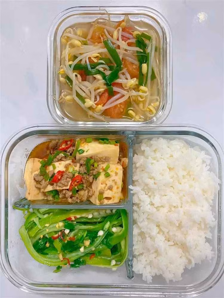 Nhìn những bức ảnh hộp cơm trưa chuẩn bị cho chồng mang đi làm được chị Ngọc đăng tải đều có đủ món mặn, món xào, rau canh đầy màu sắc.