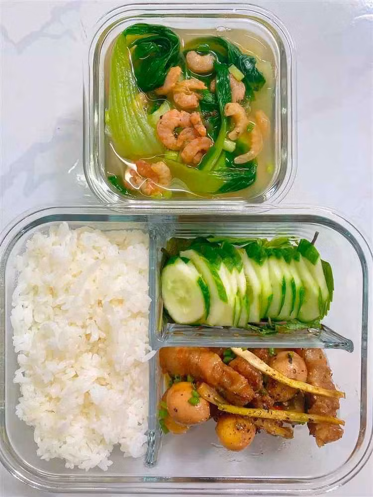 Với mỗi hộp cơm, Ngọc luôn cố gắng kết hợp cả 2 yếu tố dinh dưỡng và sự đa dạng trong món ăn để tốt cho sức khỏe và không bị ngán.