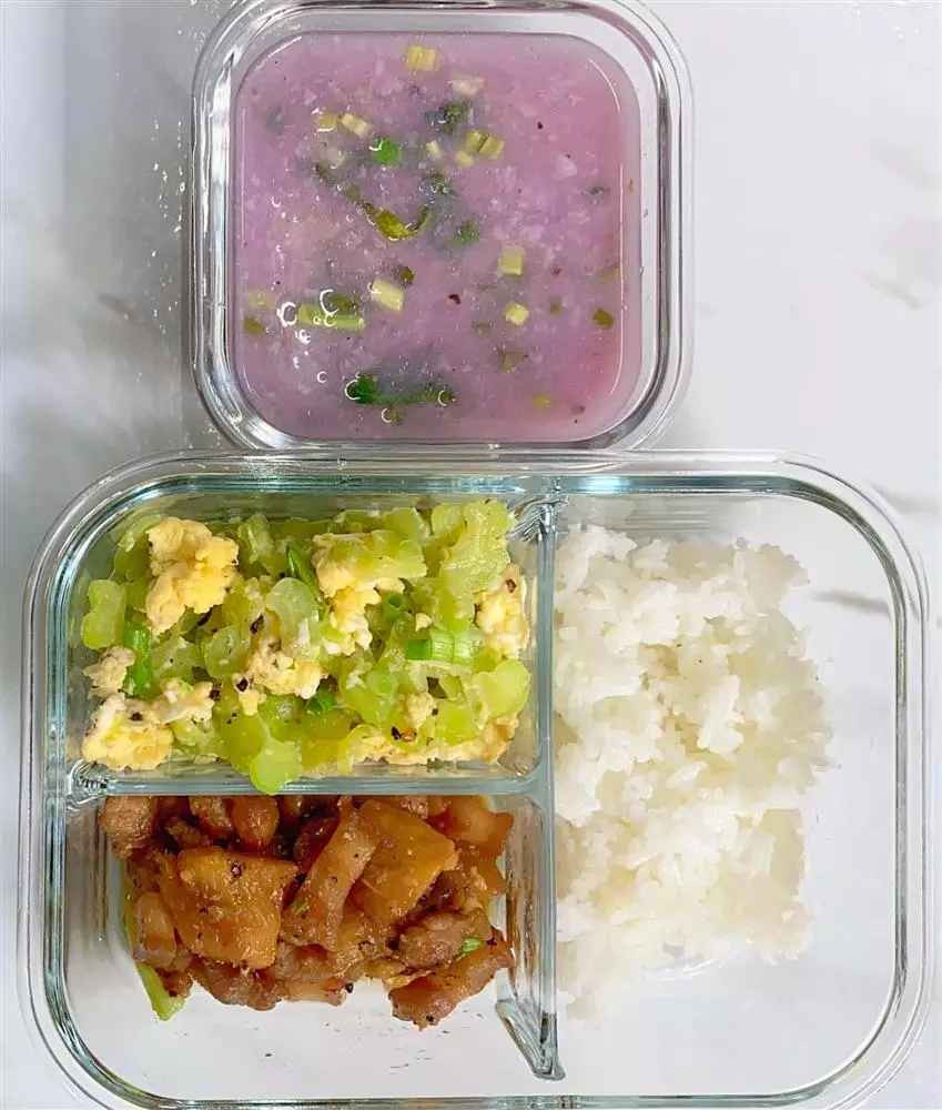 Không chỉ đẹp mắt, chị Ngọc cũng rất chăm chỉ đổi món để chồng ăn không chán.