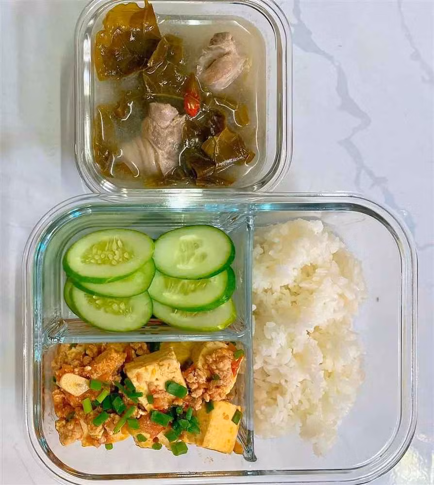 Nói về những hộp cơm chuẩn bị cho chồng mang đi làm của mình, chị Ngọc cho biết: ''Mình bắt đầu chuẩn bị cơm hộp cho chồng mang đi làm từ năm 2018. Trong 3 món mang theo thì lúc nào cũng phải có 1 món đạm, 1 món rau và 1 món canh".