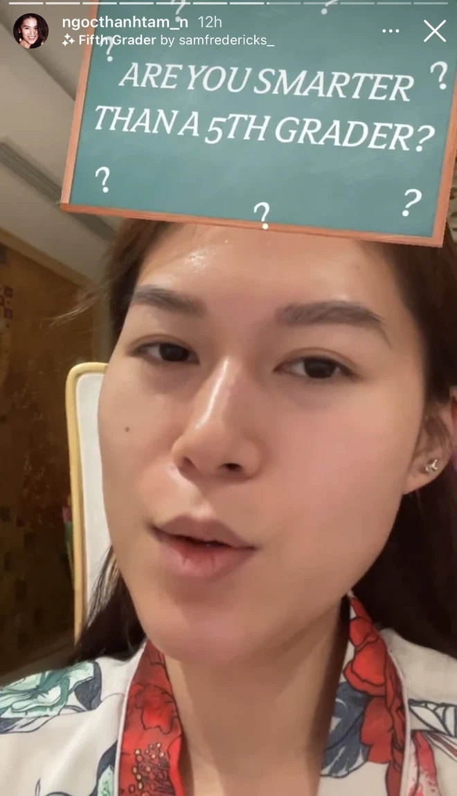 Có thể dễ dàng nhận thấy rằng khi thiếu đi son phấn, trông rich kid 9X hơi khác so với bình thường. Cô nàng trông nhợt nhạt và thiếu sức sống hơn hẳn, các quầng mắt thì hiện lên rõ hơn.