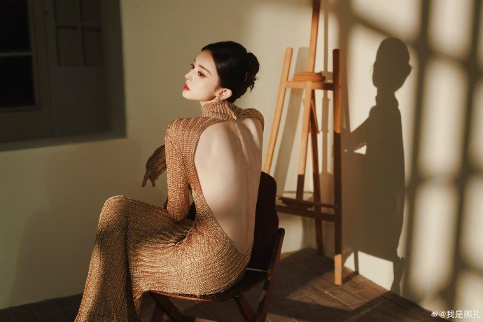 Thiết kế trang phục ôm sát body, với khoảng khoét lưng lớn giúp Cổ Lực Na Trát mặc tôn vẻ đẹp quyến rũ, gợi cảm.