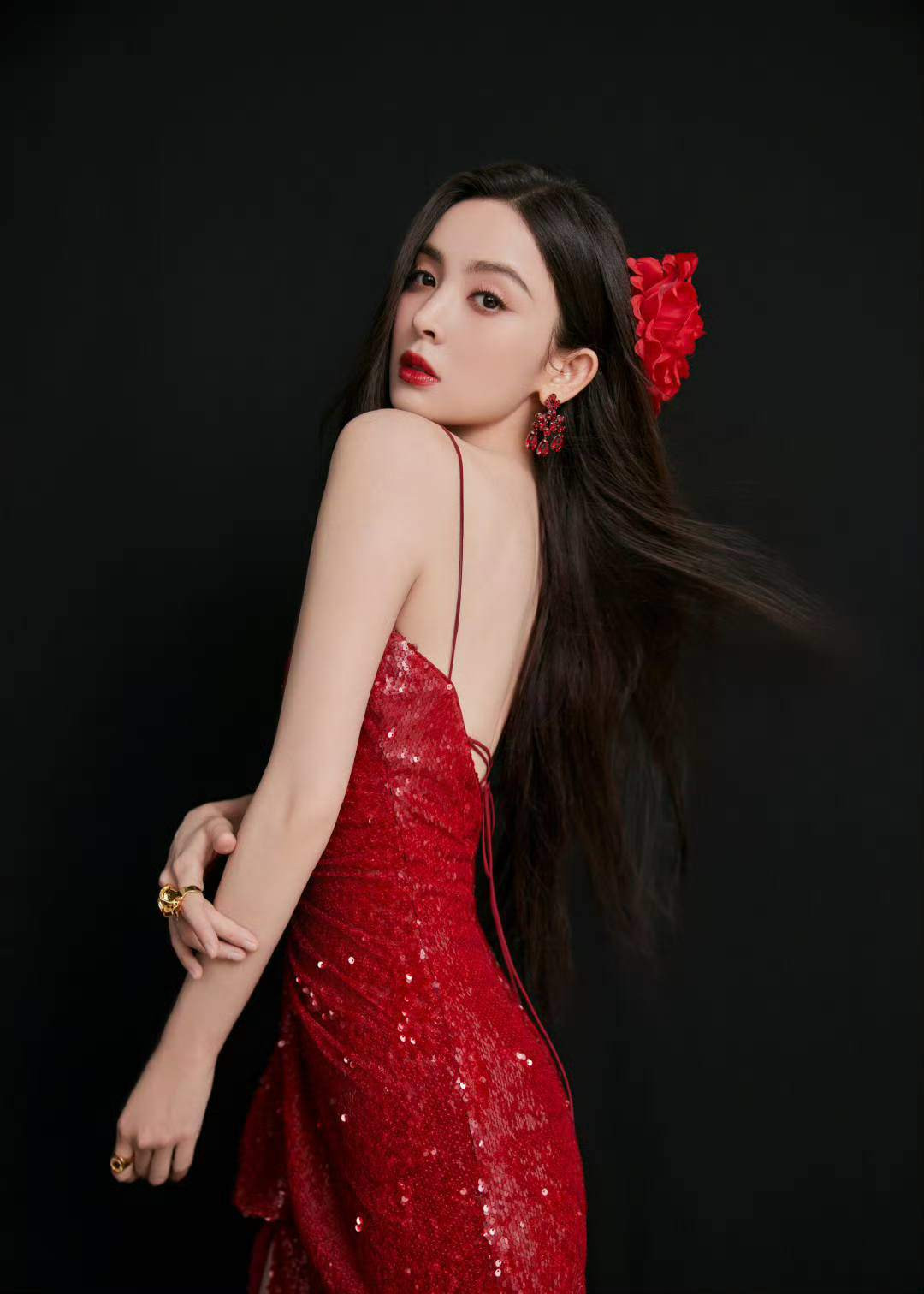 Lợi thế hình thể giúp Cổ Lực Na Trát dễ dàng chinh phục nhiều kiểu trang phục gợi cảm như xuyên thấu, bó sát, hay cắt khoét.