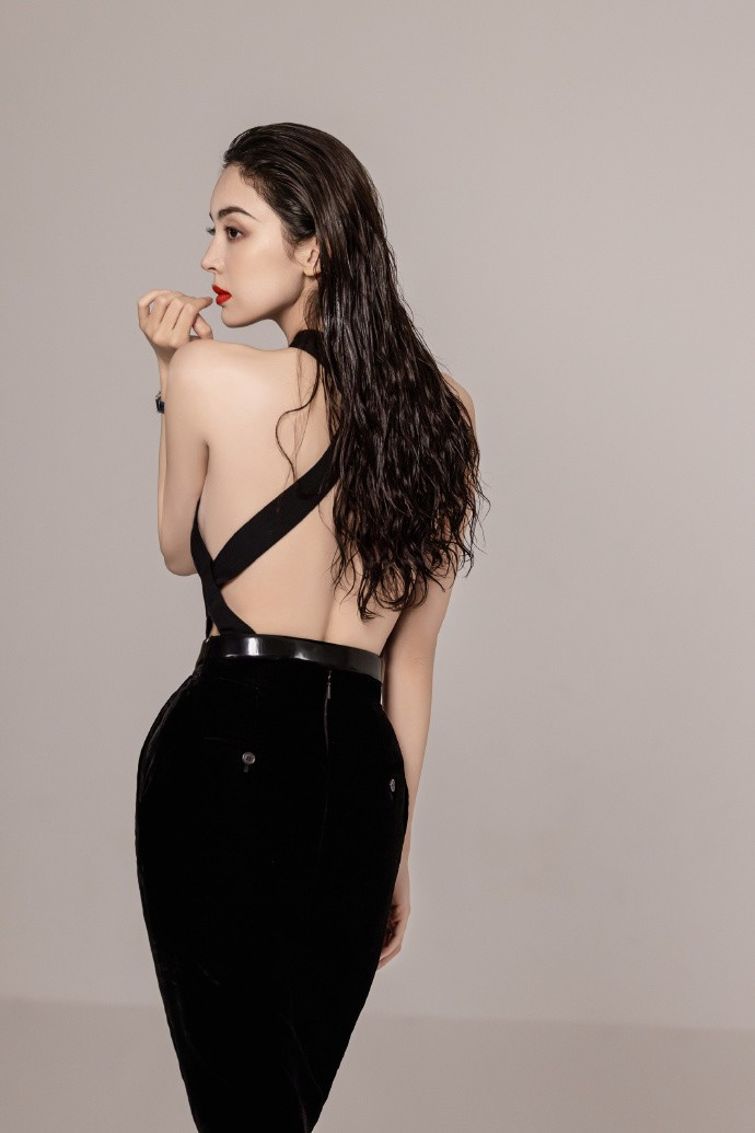 Trong đó, những mẫu đầm khoét lưng hay các thiết kế áo hở lưng, tôn vẻ gợi cảm được người đẹp diễn ở nhiều sự kiện.