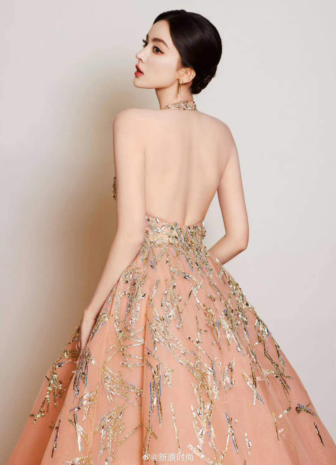 Có sự đầu tư chỉn chu về cả trang phục lẫn make-up, Cổ Lực Na Trát luôn nhận được những lời khen ngợi của người hâm mộ.