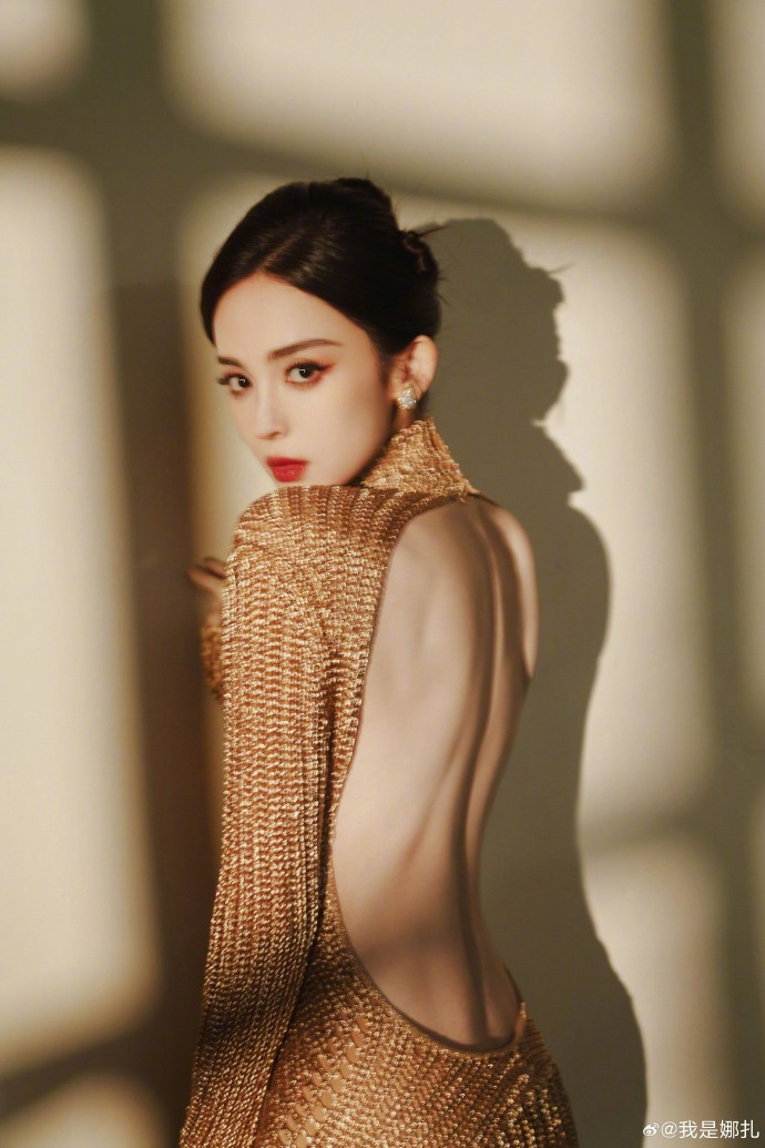 Cổ Lực Na Trát hoàn thiện vẻ ngoài của mình bằng bộ trang sức của Boucheron, kiểu tóc búi cao và tông trang điểm ngọt ngào.