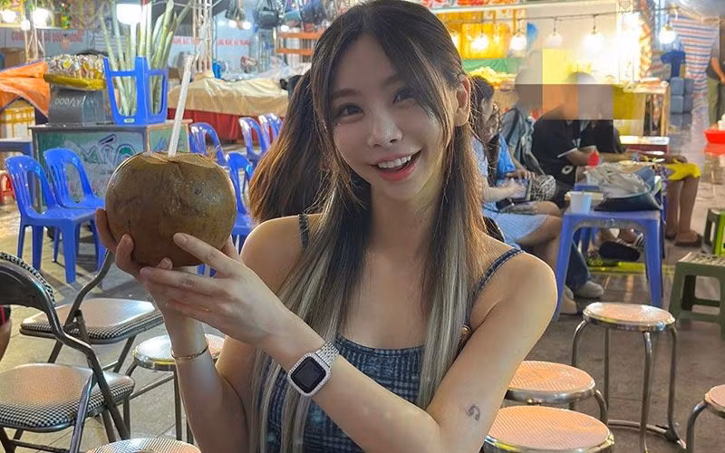 Lime cũng yêu thích bơi lội, đây là một trong những bộ môn mà nữ DJ đang lên dùng để thư giãn, tranh thủ đốt cháy mỡ thừa trong mọi khoảnh khắc.