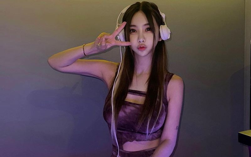 DJ Lime còn sở hữu cơ bụng săn chắc, không chút mỡ thừa và luôn được nhiều cô gái mong muốn xin bí kíp để ứng dụng.