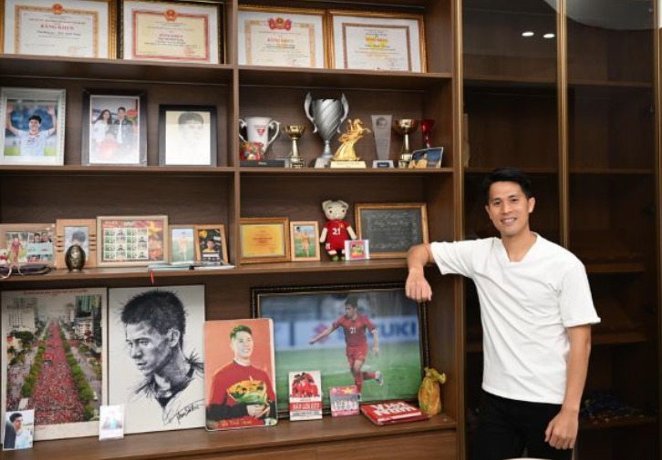 Trung vệ Đình Trọng tâm sự trên Facebook cá nhân của mình như sau: "Ước mơ xây nhà cho bố mẹ, điều mà mình luôn ấp ủ bao lâu nay đã thành hiện thực rồi".