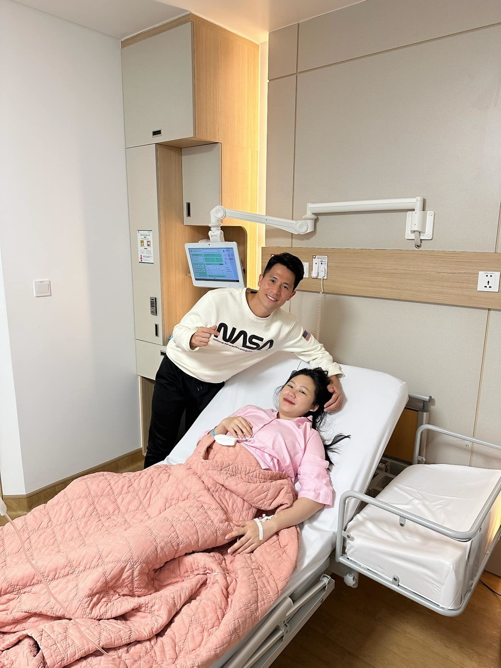 Không ít cầu thủ cũng vào để chúc mừng Đình Trọng, một số anh em thân thiết còn trêu rằng anh xây "biệt phủ" hoặc "khách sạn" chứ không phải là nhà đơn thuần nữa rồi.