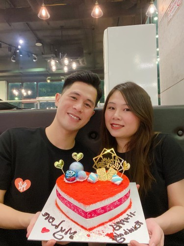 Chỉ cách đây 6 ngày, chàng cầu thủ 9X vừa chào đón đứa con mới chào đời cùng người vợ mới cưới của mình. Anh chàng chỉ tiết lộ bé tên là Luffy và không để lộ khuôn mặt của em bé lên MXH.