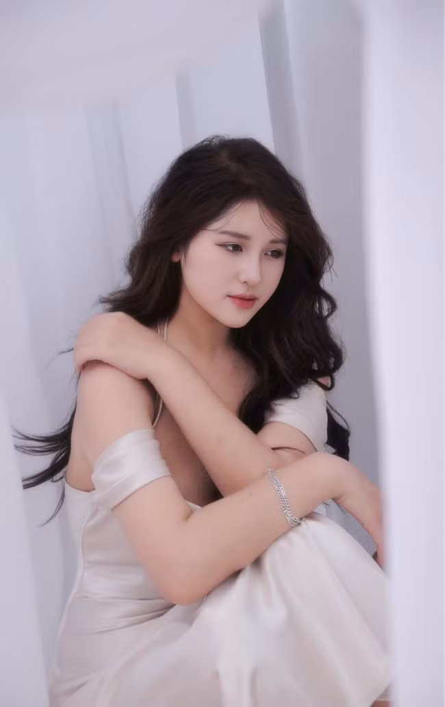 Phương pháp dạy dễ hiểu, lôi cuốn của cô giáo trẻ Thanh Nga được rất nhiều người yêu thích. Những phiên live dạy học của Thanh Nga thu hút hàng nghìn lượt xem.