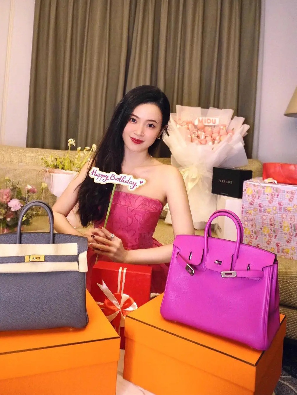 Midu viết: "Dùi mài kinh sử 2 năm, cuối cùng cũng bảo vệ thành công Đề án tốt nghiệp Thạc sĩ rồi. Ngày xưa thi Đại học được Á khoa, nay tốt nghiệp Thạc sĩ cũng Á khoa luôn. Mình có duyên với Á khoa ghê. Cám ơn các thầy cô và bạn bè đã luôn yêu thương".