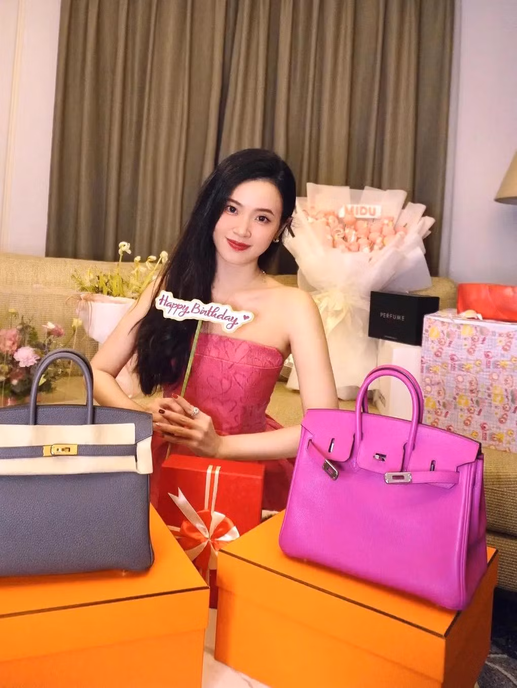 Midu viết: "Dùi mài kinh sử 2 năm, cuối cùng cũng bảo vệ thành công Đề án tốt nghiệp Thạc sĩ rồi. Ngày xưa thi Đại học được Á khoa, nay tốt nghiệp Thạc sĩ cũng Á khoa luôn. Mình có duyên với Á khoa ghê. Cám ơn các thầy cô và bạn bè đã luôn yêu thương".