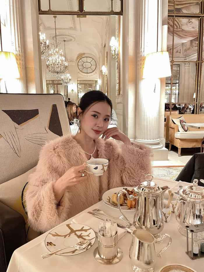 Midu sở hữu cuộc sống độc thân sang chảnh, giàu có. Cô nàng không ngần ngại chi nhiều tiền để mua sắm những món đồ hiệu.