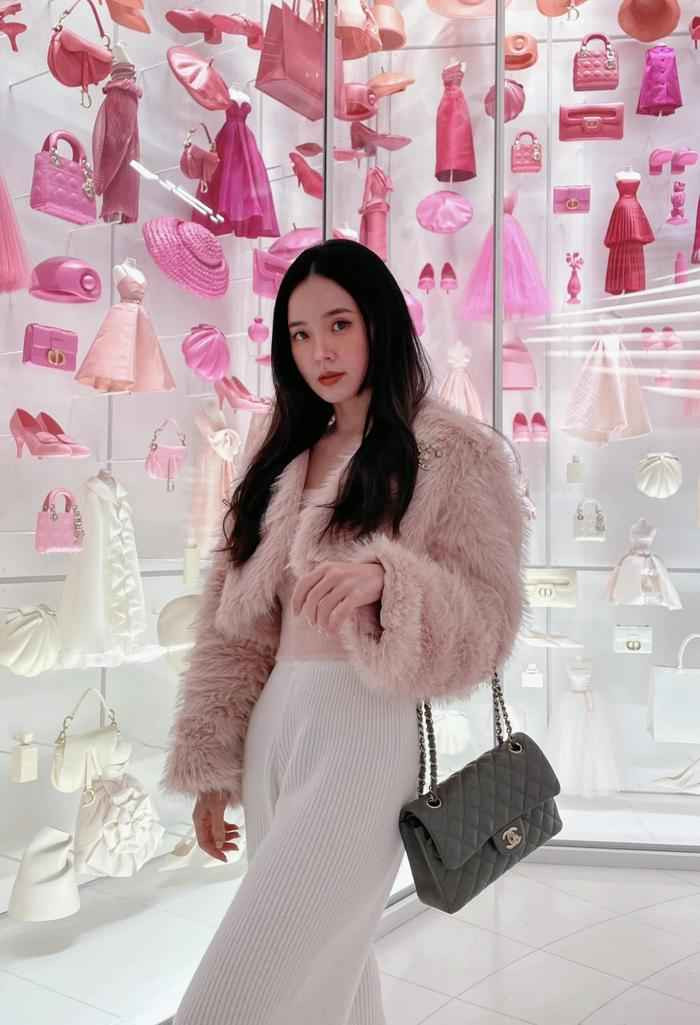 Ở dưới phần bình luận, nhiều khán giả để lại những lời chúc tốt đẹp nhất đến Midu sau kh biết cô nàng mới bảo vệ thành công Đề án Tốt nghiệp Thạc sĩ.