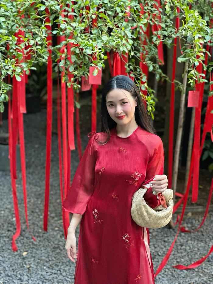 "Chị vừa đẹp mà vừa giỏi em ngưỡng mộ chị quá", "Sổ đỏ thì cả cân, danh xưng thì vượt trội. Quá giỏi luôn", "Chúc mừng cô giáo, cô giáo giỏi quá, tuyệt vời"...Diễn viên Trần Nghĩa vui vẻ nói thêm: "Từ nay sẽ gọi chị là Thạc sĩ Midu", diễn viên Hữu Thanh Tùng còn khuyên người đẹp tiếp tục đi học: "Giỏi quá. Mình tranh thủ học lên tiến sĩ luôn cô giáo". Netizen bình luận dưới bức ảnh của Midu.