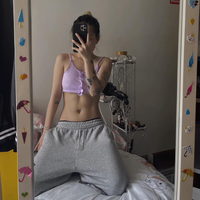 Những hình ảnh này sau khi share lên Facebook đã được Du Uyên che khéo bằng dòng caption hoặc đơn giản photoshop "bay màu" luôn song chúng vẫn gây ra sự chú ý không nhỏ.