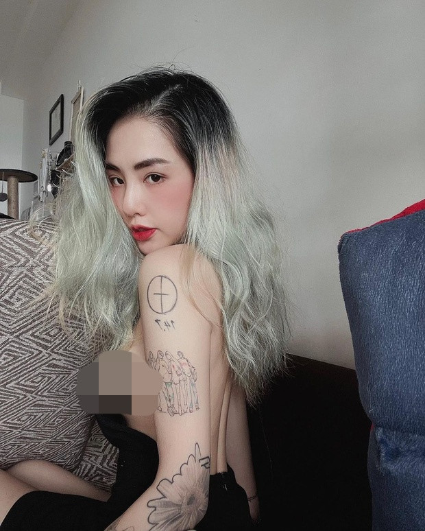 Cụ thể, Du Uyên vừa chia sẻ một loạt ảnh và clip mới toanh của mình lên cả Instagram và Facebook. Xuất hiện trong ảnh, nữ ca sĩ show trọn được vóc dáng thon gọn nhờ quá trình tập luyện chăm chỉ suốt thời gian qua.