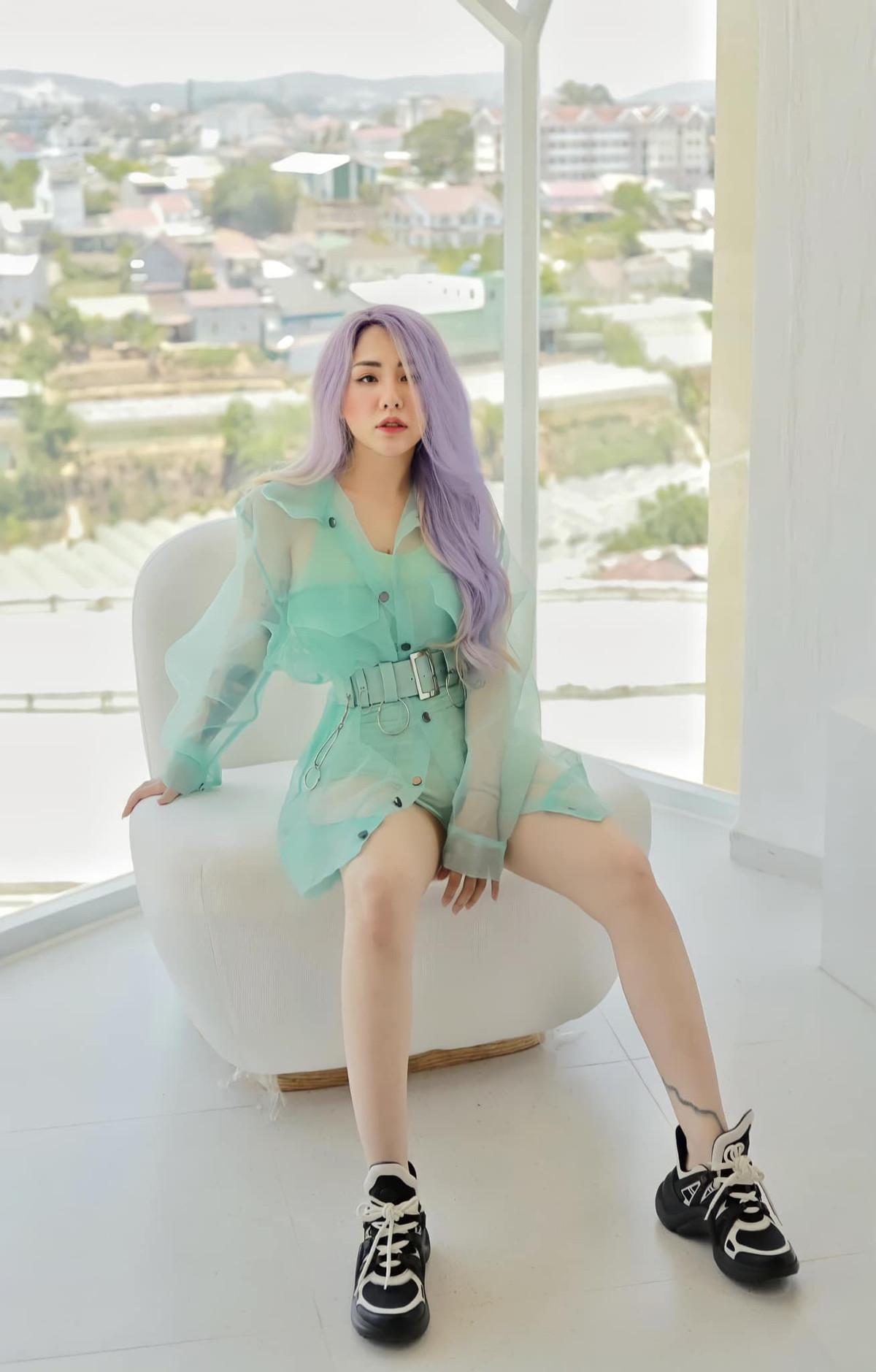 Liên quan đến khoảnh khắc gây đỏ mặt này của Du Uyên, netizen đã chia làm nhiều luồng ý kiến khác nhau. Một vài người cho rằng mỗi người có một phong cách riêng, không nên phán xét quá nhiều làm gì.