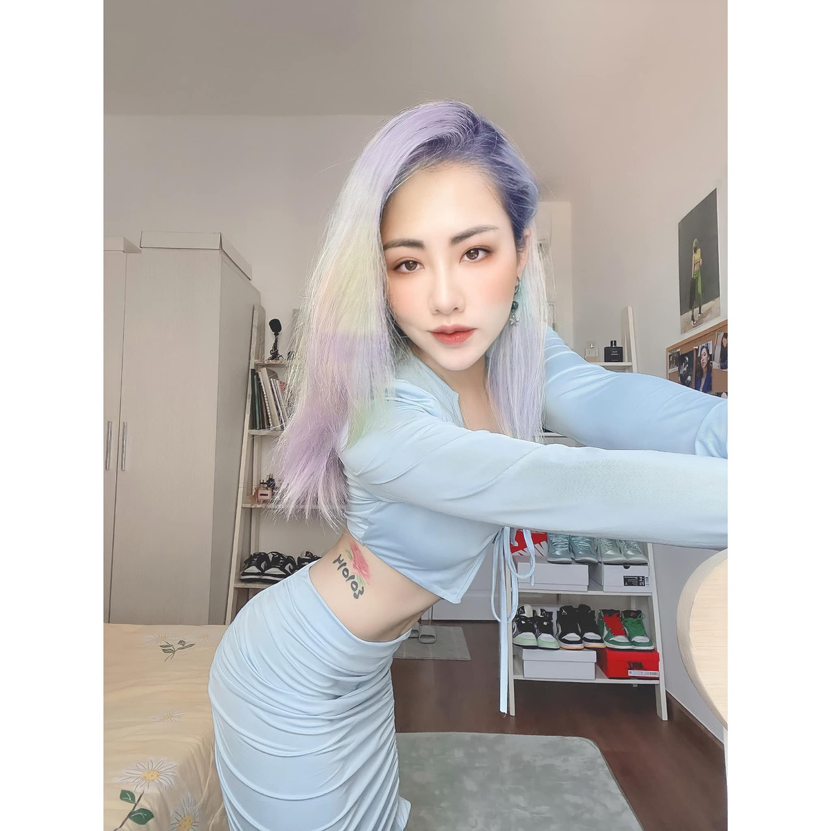 Tuy nhiên, phần đông lại tỏ ra không hài lòng với màn khoe thân thái quá như vậy, lý do là vì Du Uyên dù sao cũng là người nổi tiếng có sức ảnh hưởng nhất định, trong số fan của cô nàng cũng không hiếm fan nhỏ tuổi.