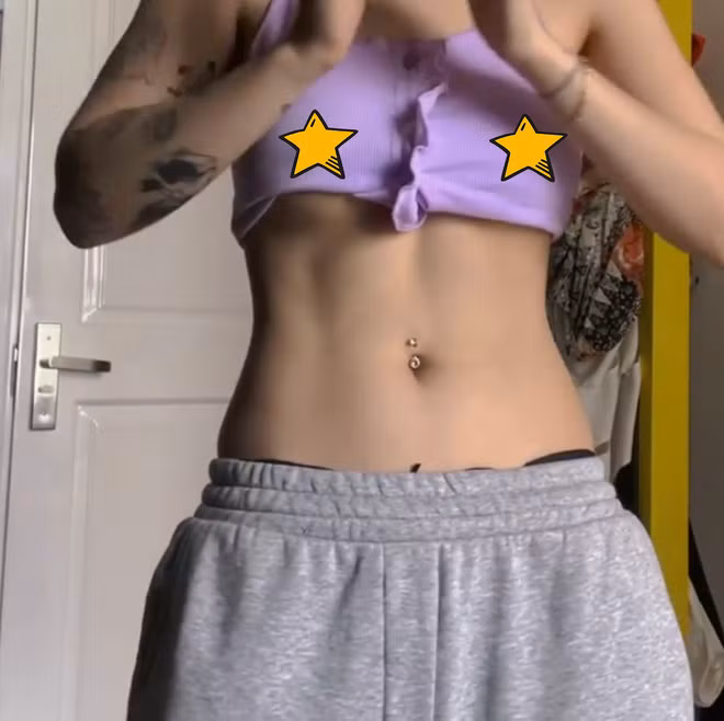 Ở các hình ảnh tĩnh còn bình thường, tới đoạn clip nhún nhảy ở cuối, Du Uyên thậm chí còn để lộ "nhũ hoa" vô cùng rõ ràng, đập thẳng vào mắt người xem.